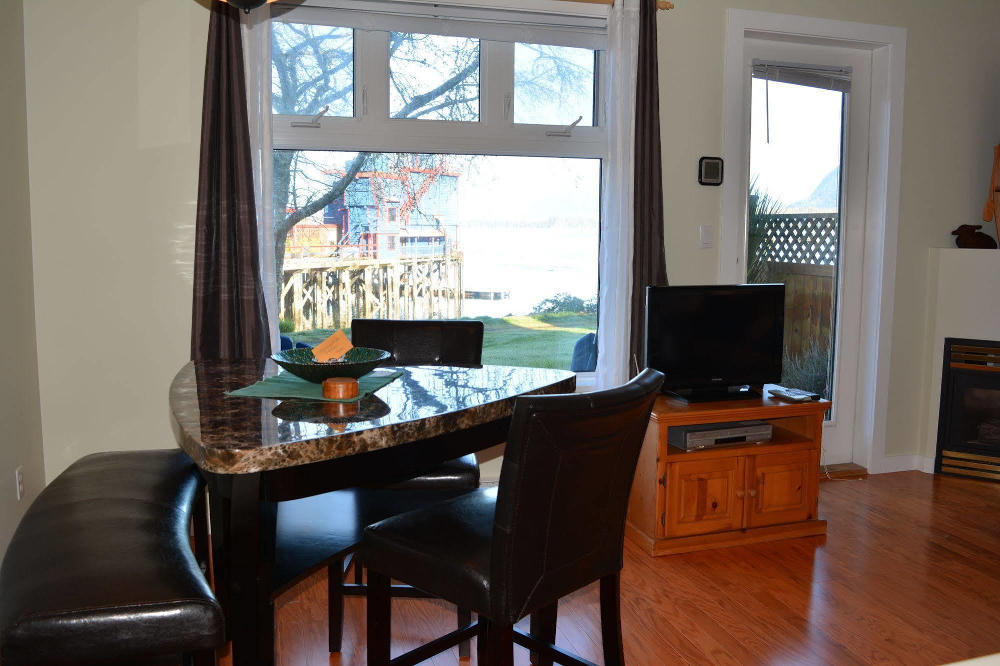 Fred Tibbs Ocean Front Condos Tofino Exterior photo